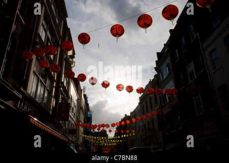 Un Chinois de zigzag Festival Lune suspendu au-dessus de lanternes Gerrard Street dans le quartier chinois de Londres. Banque D'Images