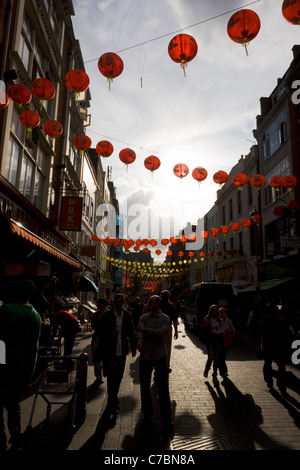 Un Chinois de zigzag Festival Lune suspendu au-dessus de lanternes Gerrard Street dans le quartier chinois de Londres. Banque D'Images