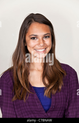 Portrait of Hispanic girl 13 -15 ans ans eye contact M. Pearson © Myrleen Banque D'Images