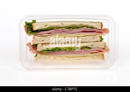 Salade de jambon avec fromage sandwich à emporter sur le pain blanc en matière plastique contenant des paquets sur fond blanc, découpe. Banque D'Images