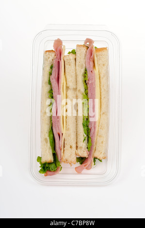 Salade de jambon avec fromage sandwich prêt à l'emporter le pain blanc en matière plastique contenant des paquets sur fond blanc, découpe. Banque D'Images