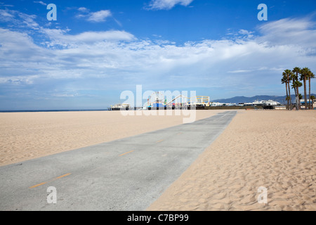 Célèbre Santa Monica beach bike path et amusement pier. Banque D'Images