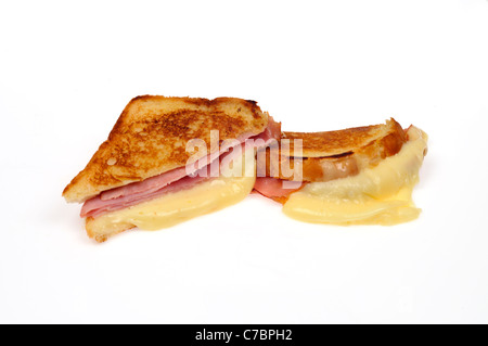 Sandwich au jambon et au fromage grillé coupé en deux sur fond blanc, découpe. Banque D'Images