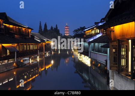 Scène de nuit de bâtiment traditionnel près de la rivière dans la ville de Wuzhen, province de Zhejiang, Chine Banque D'Images