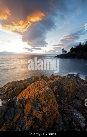 Four à Chaux Point Lighthouse et littoral rocheux, four à chaux Point State Park, San Juan Island, Washington, USA Banque D'Images