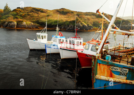 Des bateaux de pêche à quai à Bunbeg, comté de Donegal, en République d'Irlande Banque D'Images