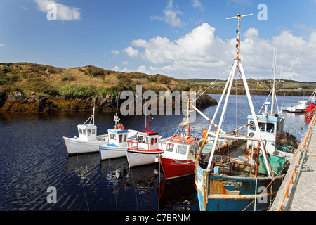 Des bateaux de pêche à quai à Bunbeg, comté de Donegal, en République d'Irlande Banque D'Images