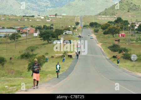 Les piétons marcher le long roadsnear rural et dans le village de ville Elukwatini, Mpumalanga, Afrique du Sud Banque D'Images