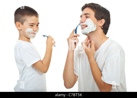 L'enseignement du père à son fils de se raser et de s'amuser ensemble isolé sur fond blanc Banque D'Images