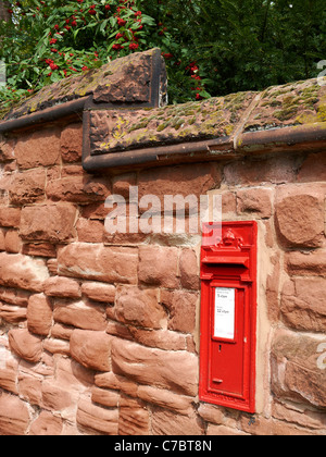 Construire en pierre sèche postbox rouge mur dans Chester Cheshire UK Banque D'Images