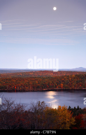 Soirée lune sur le lac Eagle et feuillage de l'automne, Mount Desert Island, l'Acadia National Park, près de Bar Harbor, Maine, USA Banque D'Images