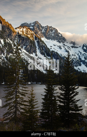 Mount Stuart, au-dessus du lac Stuart sur un jour de tempête, les lacs alpins Désert, Wenatchee National Forest, Chelan County, Washington Banque D'Images