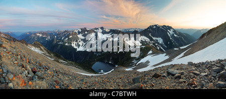 Vue sur le lac et du Washington douteux au nord des Cascades de bras Sahale, North Cascades National Park, Washington State Banque D'Images