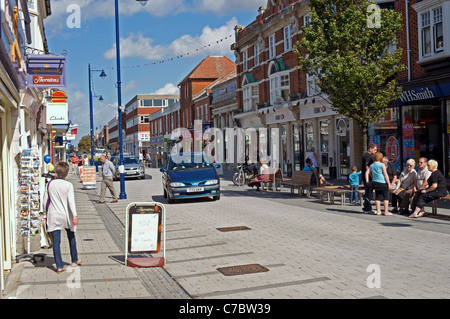 Hamilton Road, qui est une zone de l'espace partagé piétons donnant la priorité sur le trafic, Felixstowem Suffolk, UK. Banque D'Images