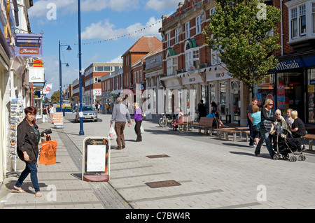 Hamilton Road, qui est une zone de l'espace partagé piétons donnant la priorité sur le trafic, Felixstowem Suffolk, UK. Banque D'Images