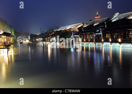 Scène de nuit de bâtiment traditionnel près de la rivière dans la ville de Wuzhen, province de Zhejiang, Chine Banque D'Images