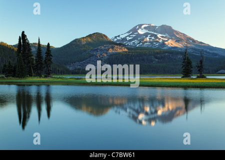 Soeur du Sud reflète dans le lac d'étincelles à l'aube, Cascade Lakes Scenic Byway, Oregon, USA, Amérique du Nord Banque D'Images