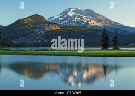 Soeur du Sud reflète dans le lac d'étincelles à l'aube, Cascade Lakes Scenic Byway, Oregon, USA, Amérique du Nord Banque D'Images