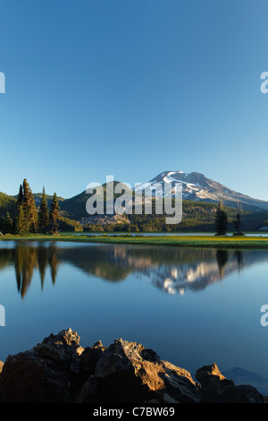 Soeur du Sud reflète dans le lac d'étincelles à l'aube, Cascade Lakes Scenic Byway, Oregon, USA, Amérique du Nord Banque D'Images