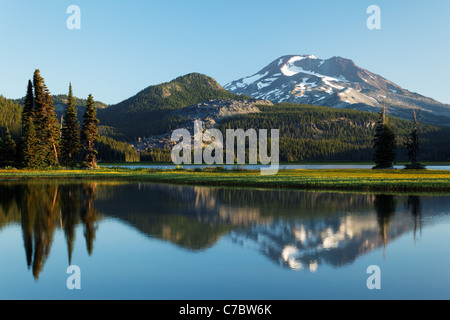 Soeur du Sud reflète dans le lac d'étincelles à l'aube, Cascade Lakes Scenic Byway, Oregon, USA, Amérique du Nord Banque D'Images