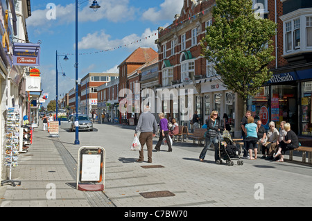 Hamilton Road, qui est une zone de l'espace partagé piétons donnant la priorité sur le trafic, Felixstowem Suffolk, UK. Banque D'Images