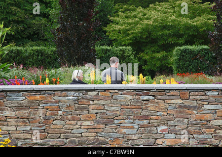 Deux visiteurs dans le bain jardin dans la Royal Horticultural Society Gardens at Rosemoor près de Great Torrington, Devon, England, UK Banque D'Images