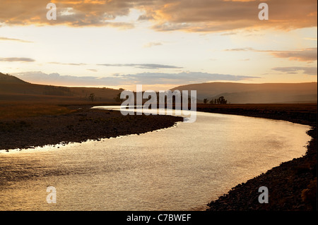 Rivière qui traverse Lamar Lamar Valley au coucher du soleil, le Parc National de Yellowstone, Wyoming, USA Banque D'Images