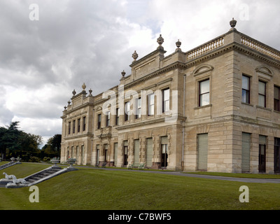 La terrasse sud de Brodsworth Hall vu des jardins Banque D'Images