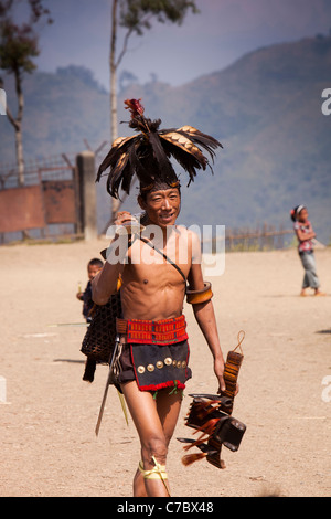 L'Inde, Nagaland, Naga Konyak Longwa, Warrior en vêtements traditionnels, transportant des armes à chargement par la bouche fait main Banque D'Images