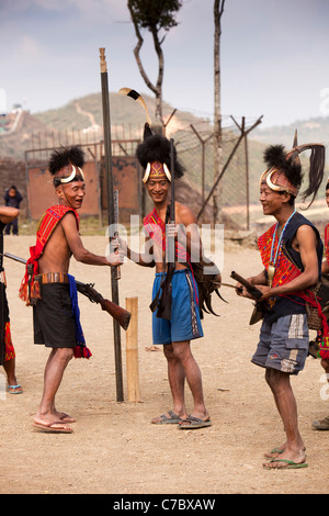 L'Inde, Nagaland, Naga Konyak Longwa, guerriers en tenue traditionnelle, tenue fait main canons de museau Banque D'Images