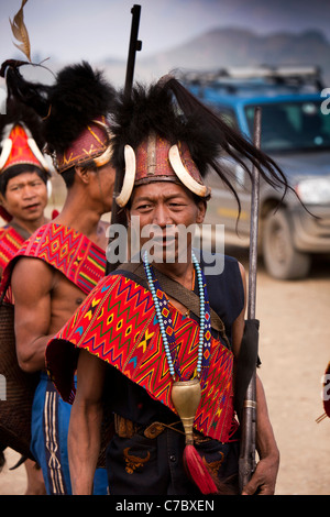 L'Inde, Nagaland, Naga Konyak Longwa, guerriers en costume traditionnel Banque D'Images