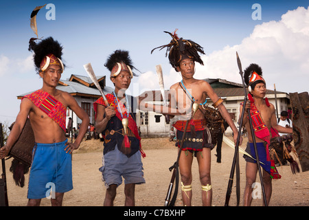 L'Inde, Nagaland, Longwa, quatre guerriers Naga Konyak en costume traditionnel Banque D'Images