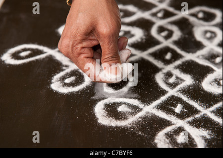 Peintre Kolam indiens Banque D'Images