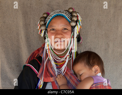 Hilltribe Akha Mère avec enfant, près de Chiang Mai, Thaïlande Banque D'Images