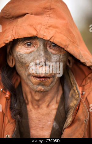 L'Inde, Nagaland, Longwa, tattoed visage de personnes âgées l'ancien chasseur de Naga Konyak Banque D'Images