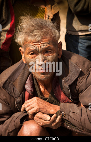 L'Inde, Nagaland, Longwa, tatoué visage de personnes âgées Naga Konyak ancien chasseur Banque D'Images