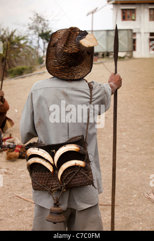 L'Inde, Nagaland, Longwa, sanglier décorant les défenses de l'Angh panier royal, chef de villages Naga Konyak Banque D'Images