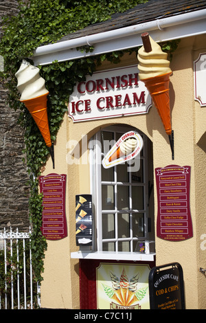 Magasin de crème glacée Cornish à Padstow, Cornwall, Royaume-Uni en mai, avec une liste de toutes les saveurs des glaces Banque D'Images