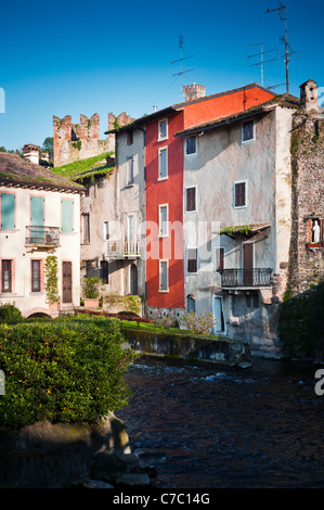 Le pittoresque village de Borghetto dans le Nord de l'Italie Banque D'Images