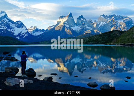 Le Massif du Paine et Los Cuernos reflété dans le lac Pehoe, Parc National Torres del Paine, Patagonie, Chili Banque D'Images
