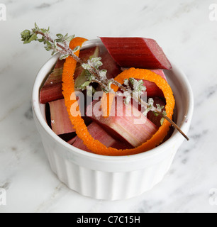 La rhubarbe hachées dans un bol garni d'un brin de lavande et d'orange, chef pâtissier par Laurie Pfalzer, pâtisserie Craft Banque D'Images