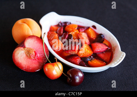 Fruits cuits dans des ramequins avec lavande, chef pâtissier par Laurie Pfalzer, pâtisserie Craft Banque D'Images