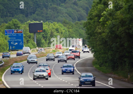 Le trafic sur une route très fréquentée avec camions camions cars et voitures Banque D'Images