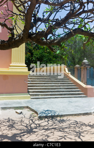 L'architecture coloniale française dans la région de Pondichéry (Puducherry), Tamil Nadu, Inde. Banque D'Images