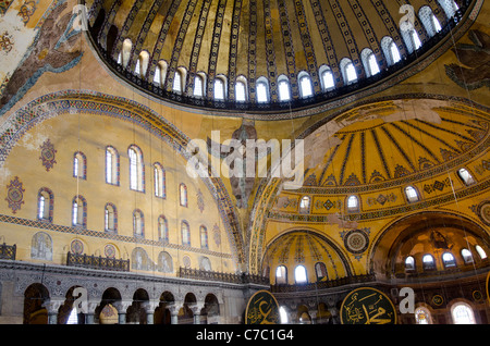 La Turquie, Istanbul, mosquée Sainte-Sophie (aka Aya Sophia, Sainte-Sophie, Sainte Sophie), orné de l'intérieur. Banque D'Images