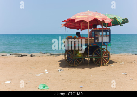 La plage de Pondycherry, ville coloniale française dans la province de Tamil Nadu, en Inde. Banque D'Images