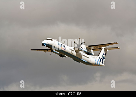 De Havilland Canada DHC-8 Dash 8 Q-402, G-JECY, Flybe, décollant de l'aéroport de Cardiff Banque D'Images