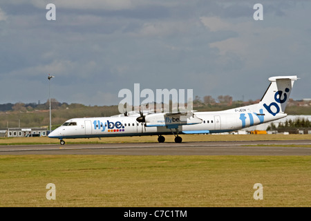 De Havilland Canada DHC-8 Dash 8 Q-400, G-JECK, Flybe, décollant de l'aéroport de Cardiff Banque D'Images