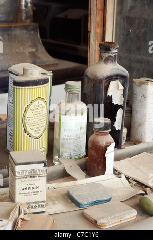 Les éléments exposés dans Boon's Store, Bodie State Historic Park, California, USA Banque D'Images