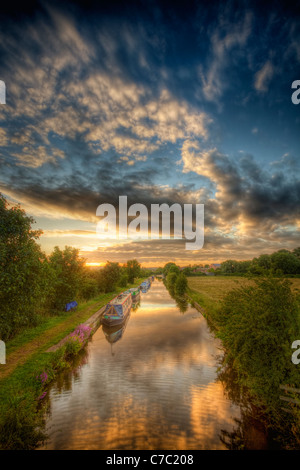 Vue d'un pont à bas sur la Zouch cut, un canal de la rivière Soar, avec la location péniches. Banque D'Images